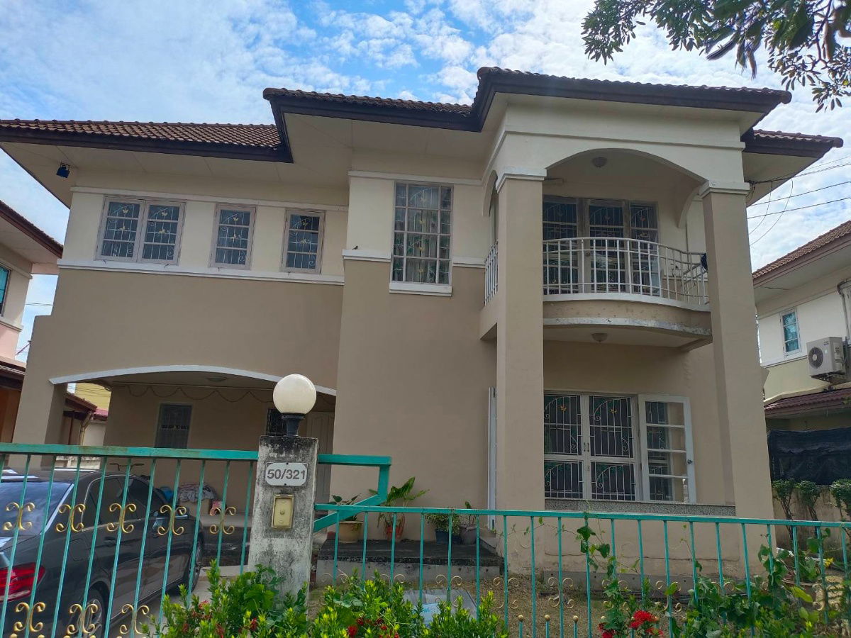 picture Two-storey 4-bedroom detached house for sale in Lalin Greenville Compound, near 5 minute walk from Ban Thap Chang Airport Rail link station - 1/9