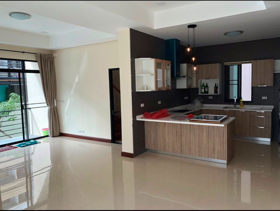 picture Three-story, 3-bedroom detached house for sale in Soi Sukhumvit 64/1, near near BTS Punnawithi Station - 8/17