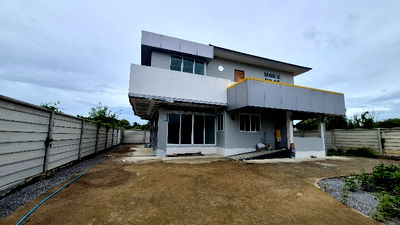 บ้านเดี่ยว เมืองนครปฐม นครปฐม : บ้านเดี่ยว2 ชั้น สไตล์ คอนเทมโพรารี่ เน้นพื้นที่ใช้สอย แถมฟรี บ้านอีก1หลัง