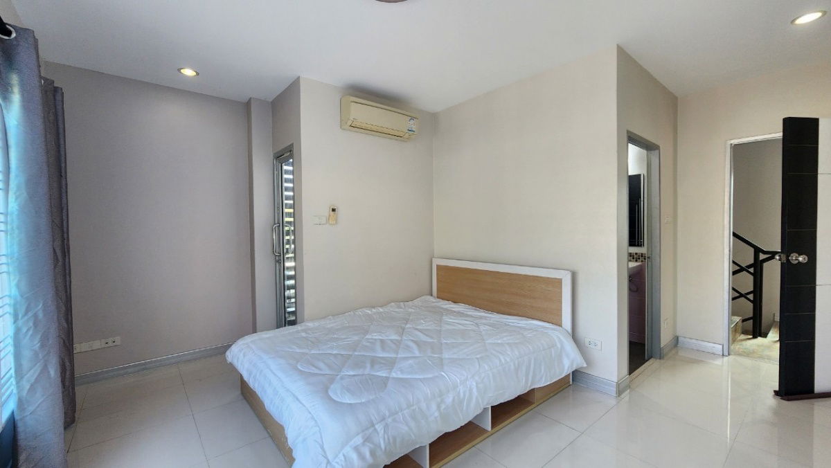 picture Four-bedroom detached house for rent in Soi Sukhumvit 49, near BTS Prompong Station - 15/21