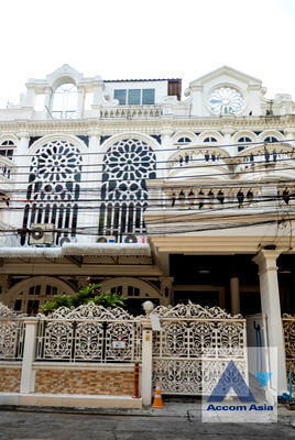Houses for rent Watthana : 🔼🔽 AccomA 📩 Pet friendly,Home Office 5 BR House @Ekkamai Villas (AA16887)
