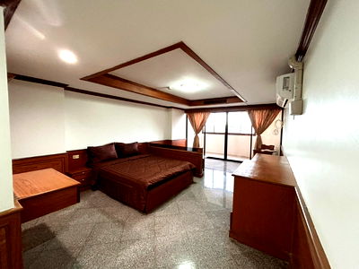 Condos for sale Phraram 9 Hospital : Condo for Sale: Srivara Mansion 1, 8th Floor ✨ 38 sq.m. | Private Parking Included (1 space) 🛠️ Newly Renovated! Fully Furnished & Move-in Ready