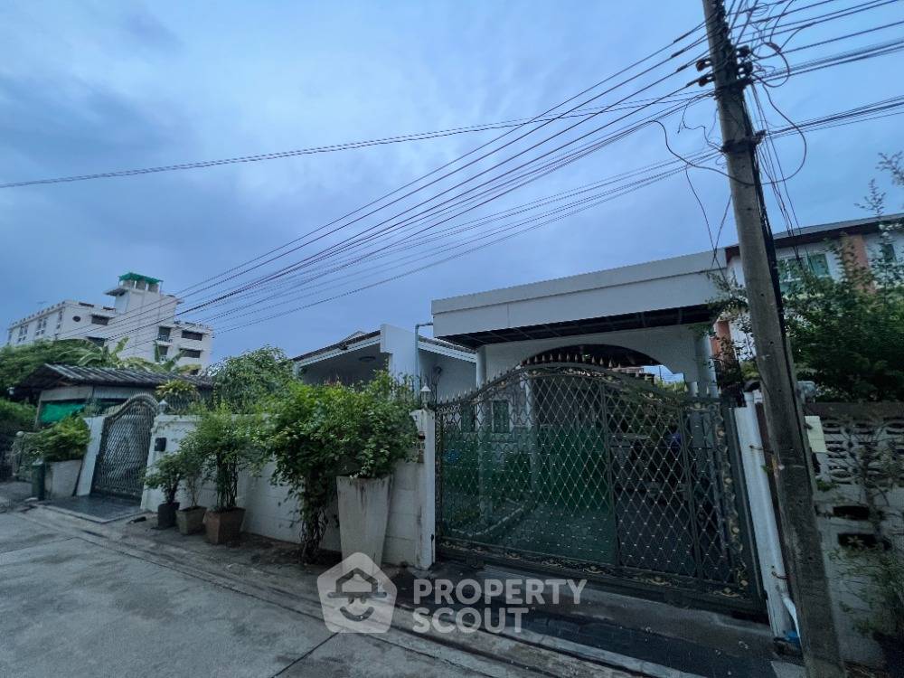 picture 2-BR House near MRT Huai Khwang (ID 1671418) - 1/3
