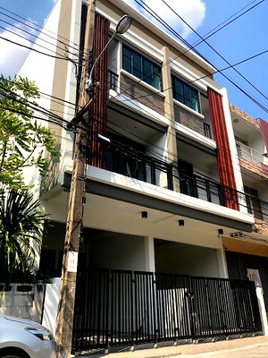Home office for rent Yamjard Vichanusorn School : Home Office For Rent Soi Nawamin 91, beautiful house, good condition, ready to move in