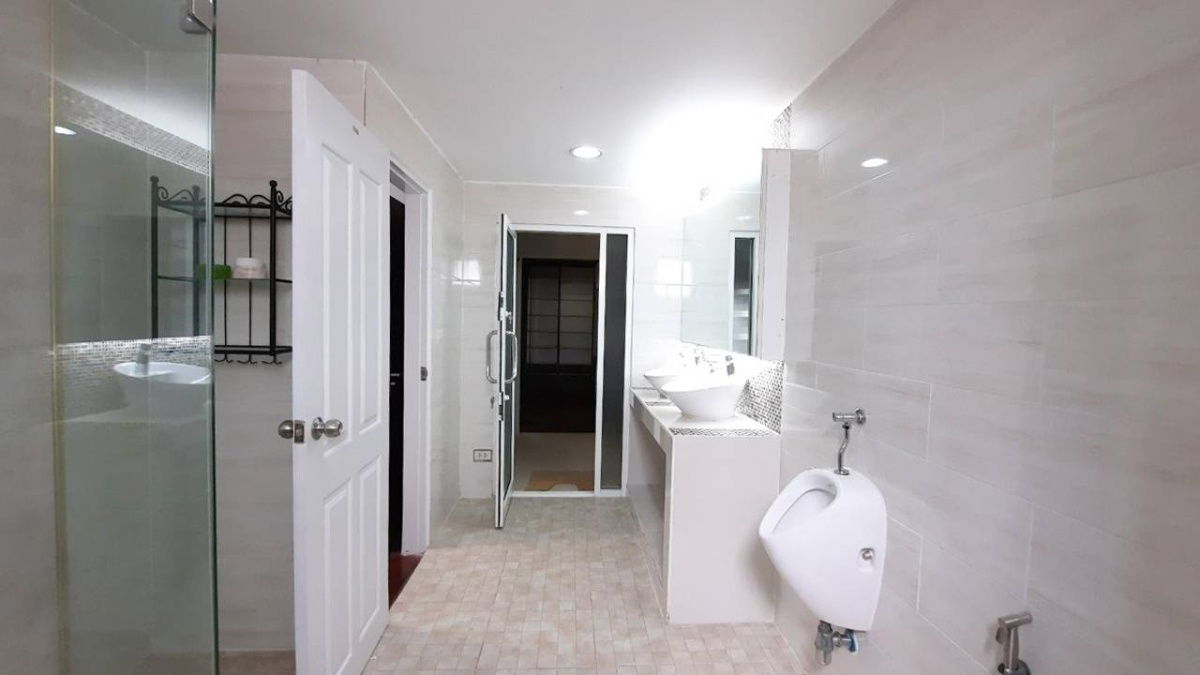 picture Sales Big Townhouse 4 story, 5 bedrooms, Warathorn Ville, Phatthanakan 44, Fully Furnished with tenants - 5/9
