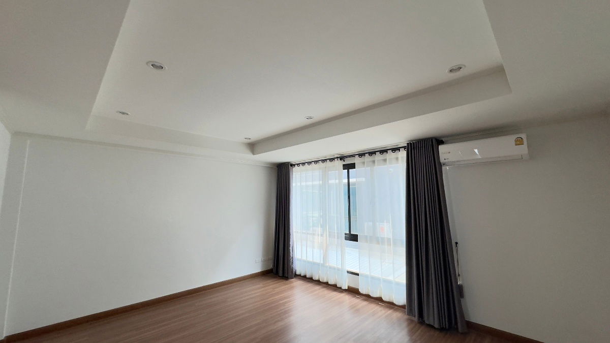 picture 🌟 FOR SALE: 3-Storey Townhome at Supalai Essence Ladprao | Prime Location near MRT Ladprao 101 🏡 Modern-style townhome with a functional layout - 15/18