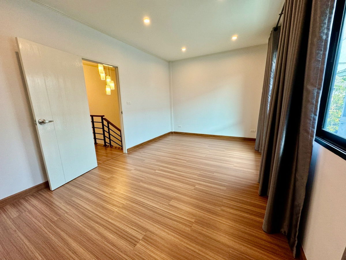 picture 🌟 FOR SALE: 3-Storey Townhome at Supalai Essence Ladprao | Prime Location near MRT Ladprao 101 🏡 Modern-style townhome with a functional layout - 8/18
