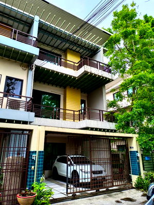 Townhouses for sale Bangkok : Townhouse for Sale in Soi Raminthra 40, near skytrain Pinkline and Grey line stations