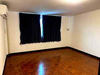 Shophouses for rent : Commercial building / House in the center of Chiangmai city