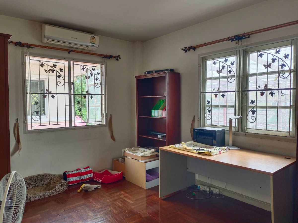 picture Two-storey 4-bedroom detached house for sale in Lalin Greenville Compound, near 5 minute walk from Ban Thap Chang Airport Rail link station - 2/9
