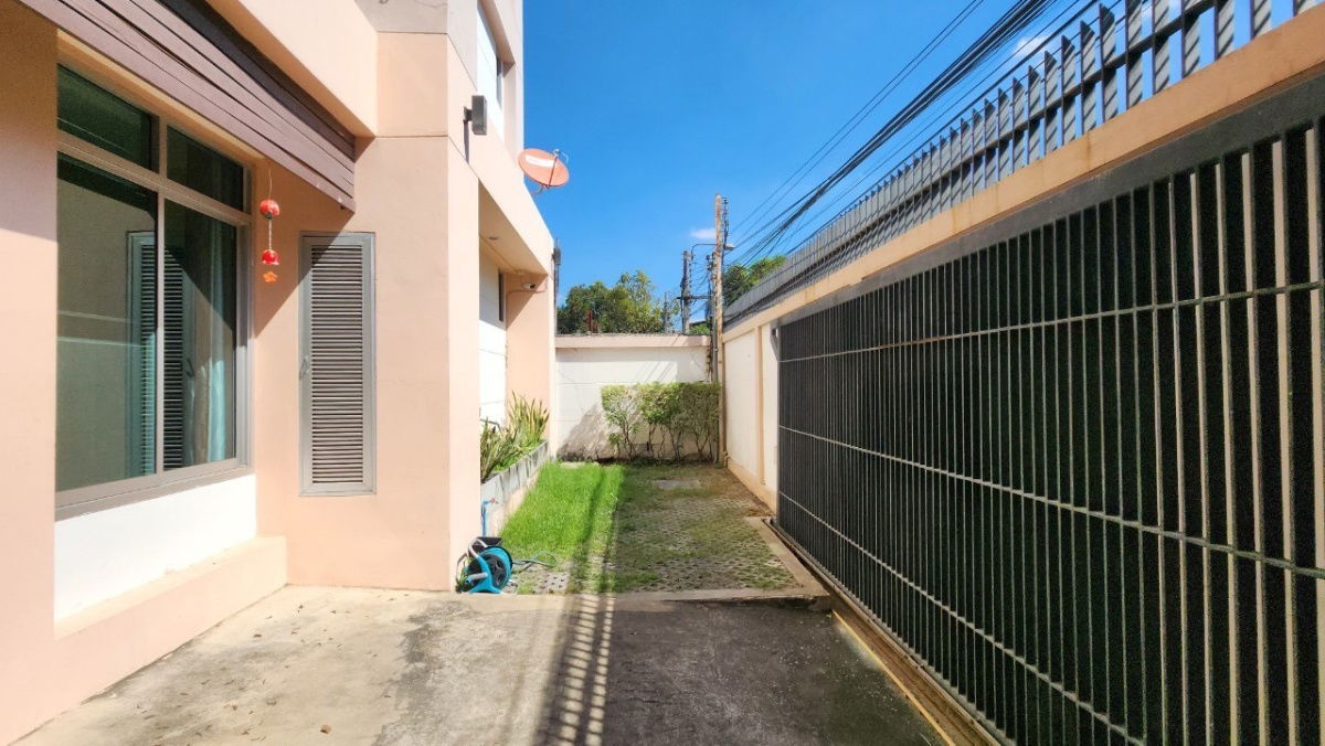 picture Four-bedroom detached house for rent in Soi Sukhumvit 49, near BTS Prompong Station - 2/21