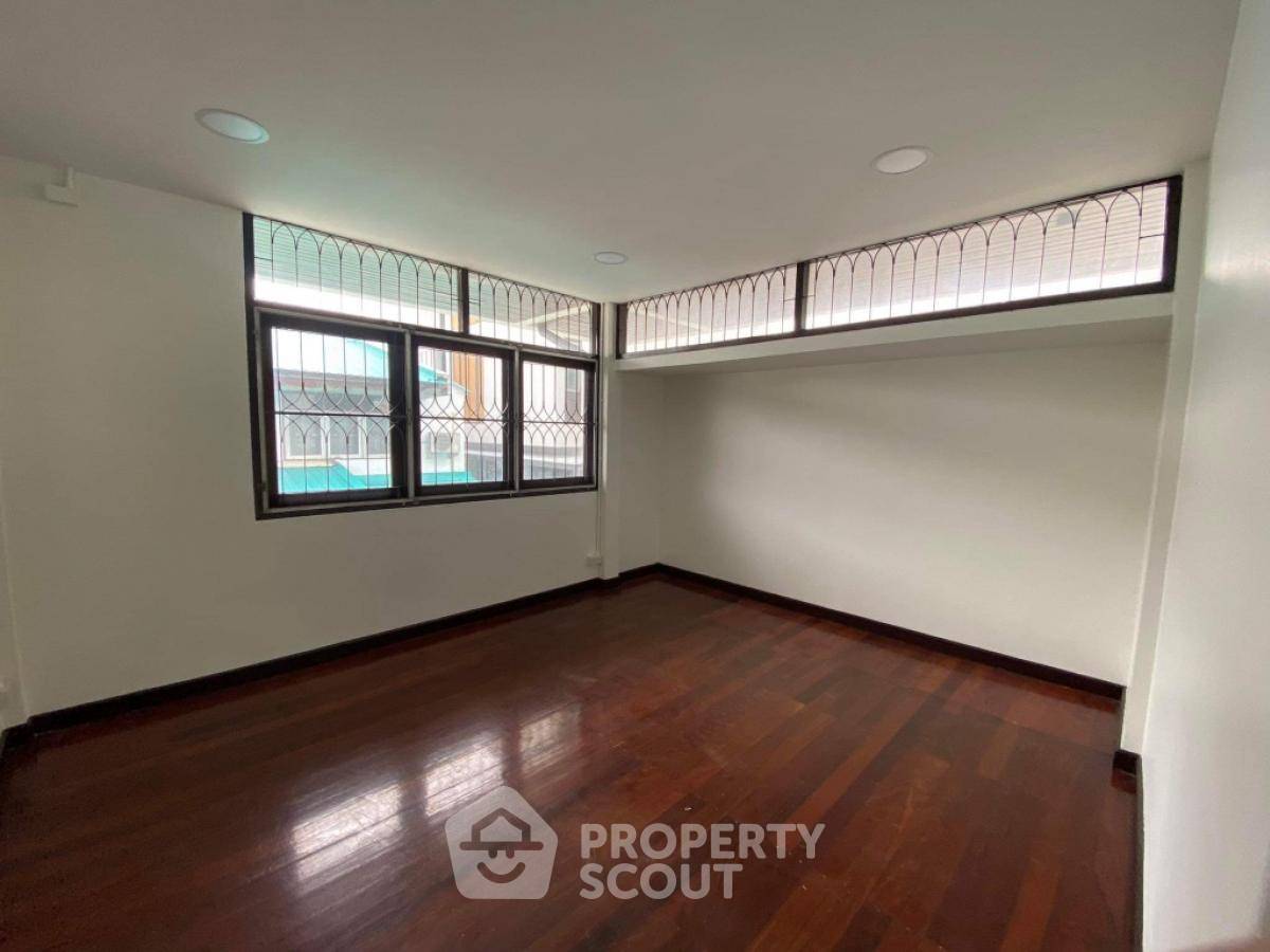 picture 4-BR House near MRT Tha Phra (ID 1593620) - 5/9