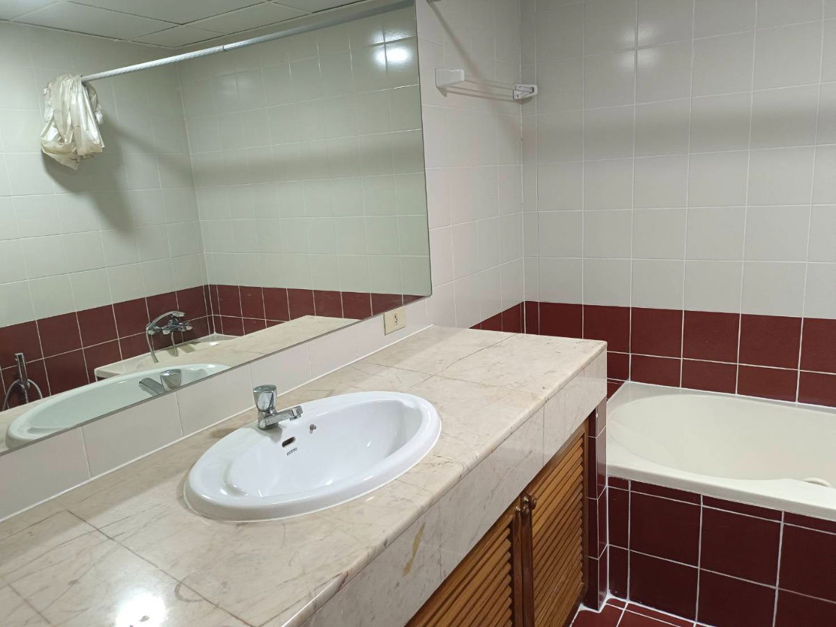 picture Three-bedroom Condominium unit for Rent in Thana city Condominium, Near Vero International School, 10 minute drive to Suvanaphum Airport - 8/15