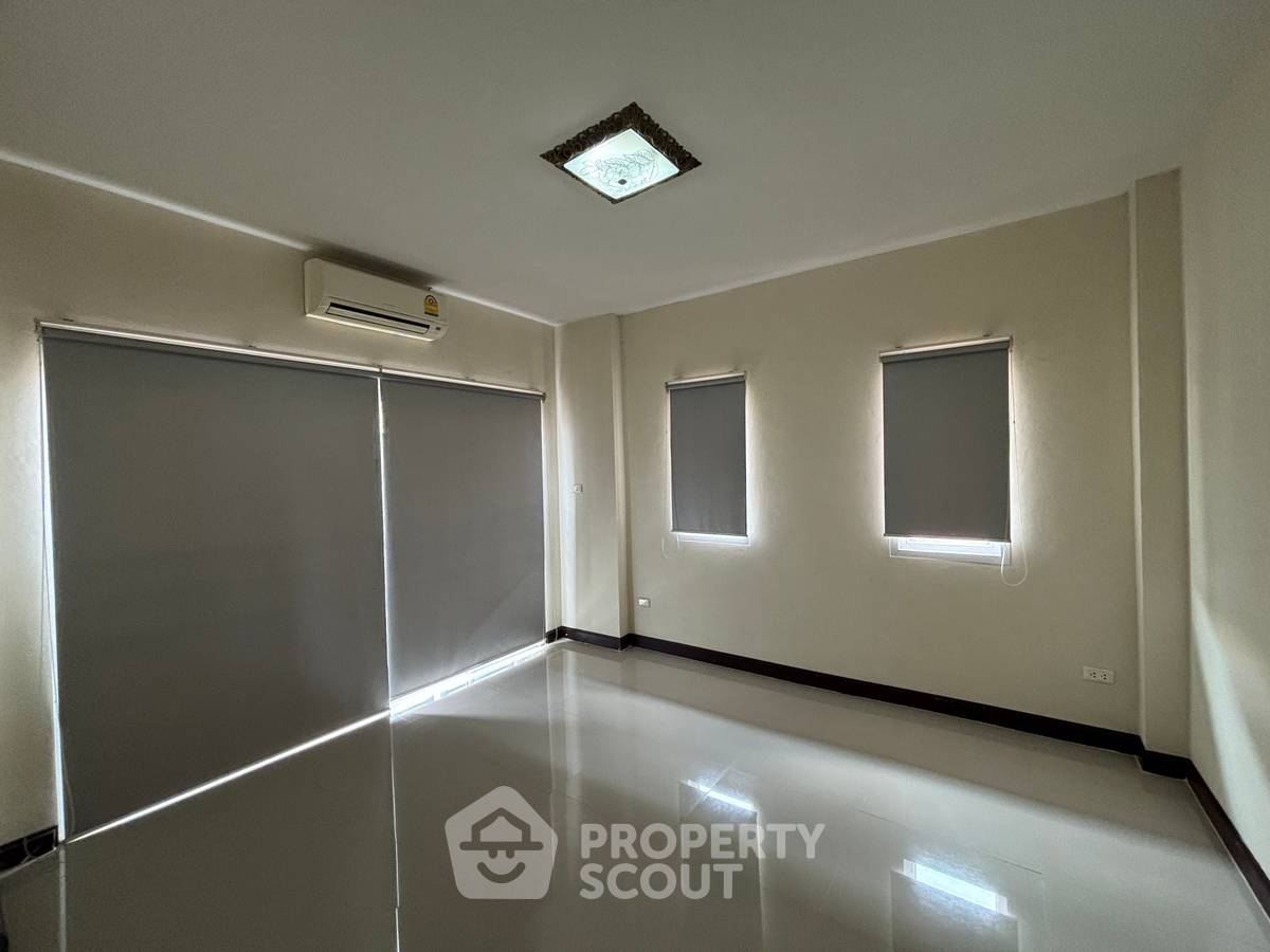 picture 3-BR House close to East Pattaya (ID 2219433) - 19/20