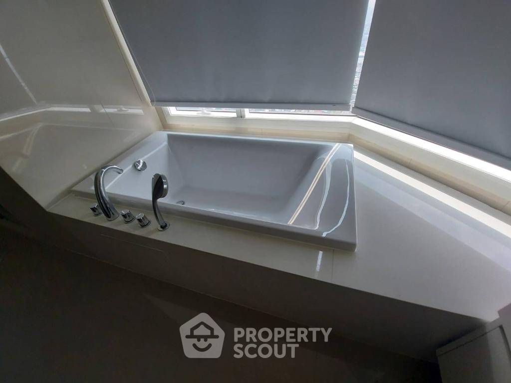 picture 3-BR Condo at Menam Residences in Wat Phraya Krai (ID 2223259) - 17/17