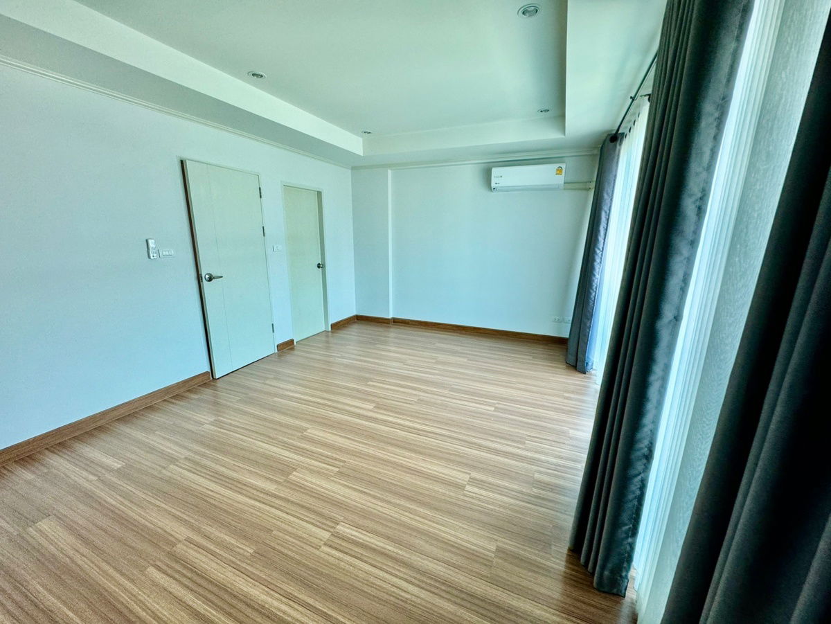 picture 🌟 FOR SALE: 3-Storey Townhome at Supalai Essence Ladprao | Prime Location near MRT Ladprao 101 🏡 Modern-style townhome with a functional layout - 3/18