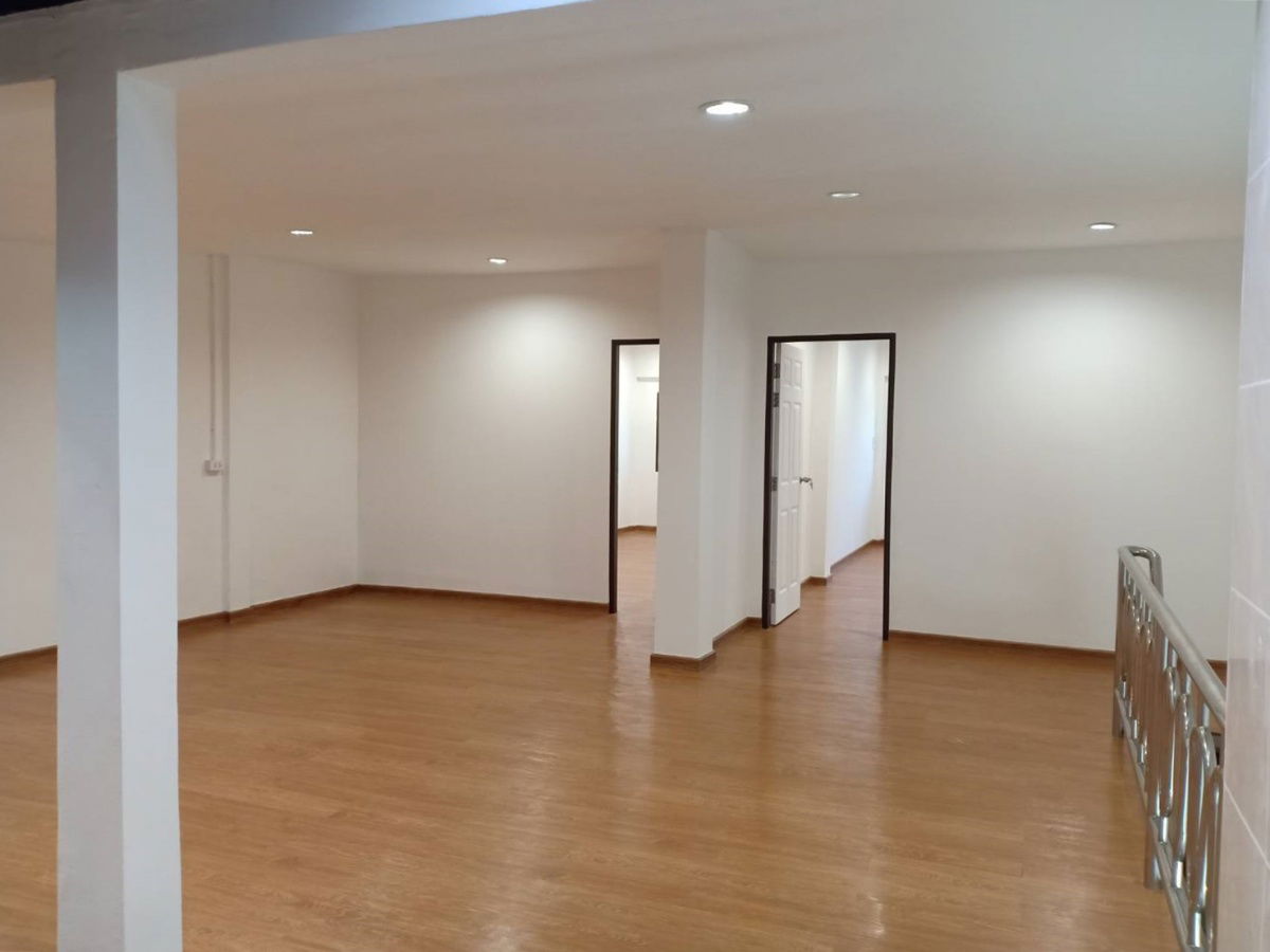 picture Two-unit shophouse For Rent Soi Charoen Rat 5, Chan Road area, price only 32,000 baht. - 4/6