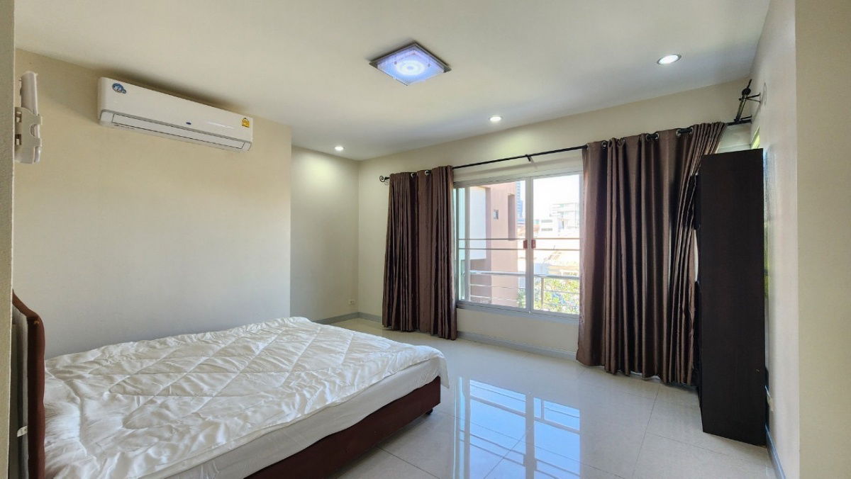 picture Four-bedroom detached house for rent in Soi Sukhumvit 49, near BTS Prompong Station - 17/21