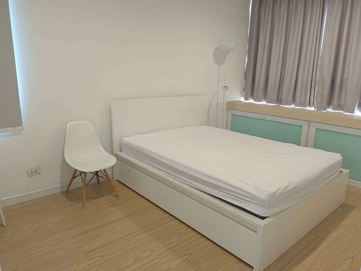 picture One-bedroom condominium unit for sale in T.C. Green Condominium, near MRT Petchaburi Station - 3/7