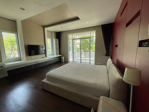 ให้เช่าบ้านเดี่ยว  4 ห้องนอน ที่ หมู่บ้าน นาราสิริ บางนา, ห่างจากห้างเมกะ บางนา 2 กม.