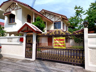 Houses for rent Phra Khanong : Three-bedroom Detached house for Rent in Soi Punnawithi 49, near BTS Punnawithi Station