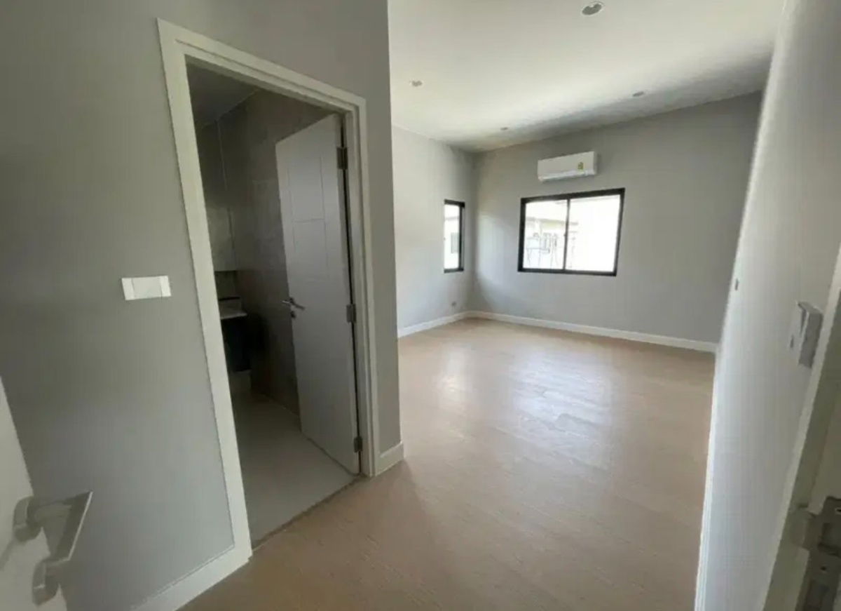 picture Don’t Miss Out! Beautiful House No. 199/4  Prime location near Si Saman Expressway, right next to a golf course! , Setthasiri Krungthep–Pathumthani 2 - 14/26