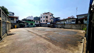 Land for sale Rajamangala University of Technology Phra Nakhon North Bangkok Campus : 🔹 Prime Land with Buildings for Sale in Prachasongkroh 29 Alley, Din Daeng, Bangkok 🔹