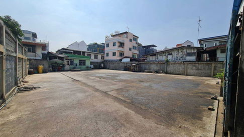 🔹 Prime Land with Buildings for Sale in Prachasongkroh 29 Alley, Din Daeng, Bangkok 🔹