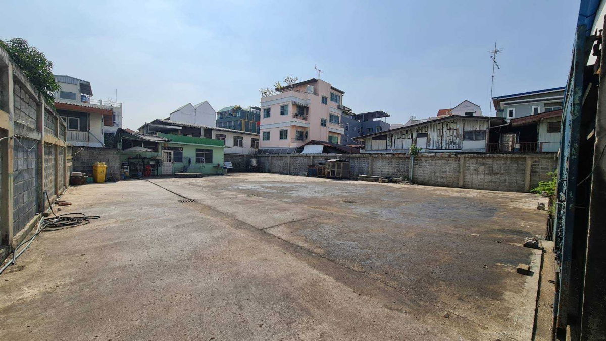 picture 🔹 Prime Land with Buildings for Sale in Prachasongkroh 29 Alley, Din Daeng, Bangkok 🔹 - 1/8