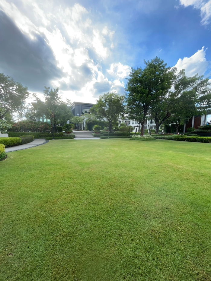 picture Large luxury single house , located at the best spot in the project with golf course views and parking for 6 cars, Setthasiri Krungthep-Pathumthani 2 - 6/26