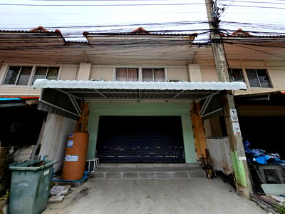 Townhouses for sale Samut Prakarn : 2-story commercial building for sale, prime location on main road (Pruksa 34, Pracha Uthit 90). Ideal for business.