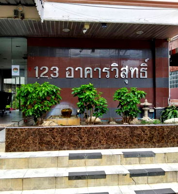 Shophouses for rent Bangkok : Office Space for Rent – 2nd Floor, Ready for Business, Beautifully Decorated – Sathupradit, Yannawa, Next to Expressway Entrance, Prime Location