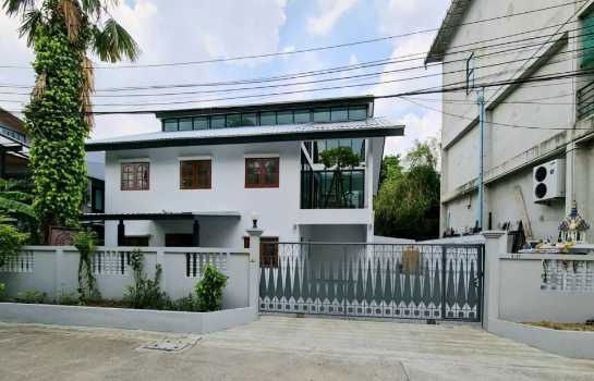 รูป ให้ เช่าบ้านรีโนเวทใหม่ สไตล์ฟิวชั่นโมเดิร์น ในซอยโชคชัย 4 (ซอยตัน เงียบสงบ จดทะเบียนบริษัทได้) - รูปที่ 1/12