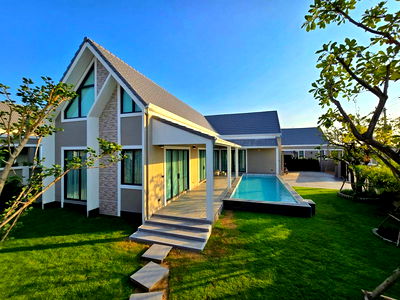 Houses for sale Bang Lamung Chonburi : Brand new pool villa for sale near Map Prachan Reservoir. Good price. Great location.