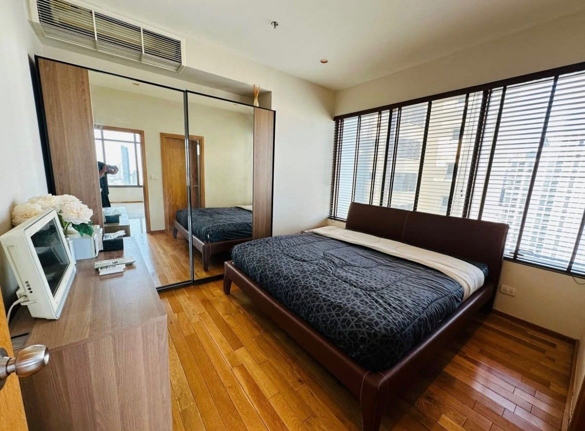 picture P0135 For Rent! The Emporio Place - 7/14