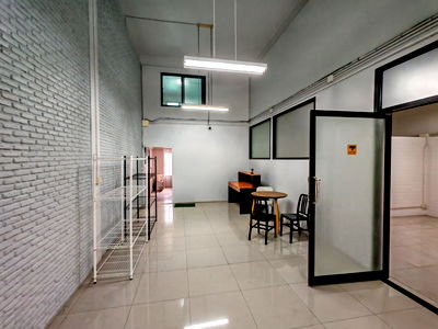 Shophouses for rent : Rent a Commercial Building, Soi Phahonyothin 37/1