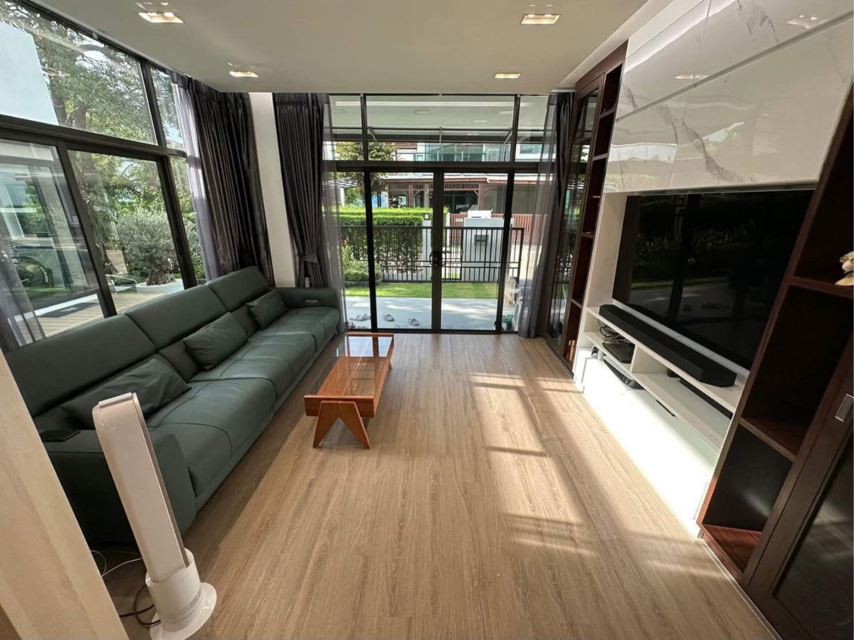 รูป P0173 บ้านเดี่ยวแปลงมุม ติดสวน ใจกลางกรุงเทพกรีฑา – พร้อมโซลาร์ & รีโนเวทใหม่ทั้งหลัง - รูปที่ 2/15