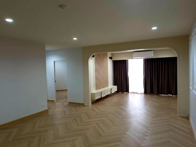 Condos for sale Bang Na : Two-bedroom unit for sale in NS Tower Bangna Condominium, 2 minute walk from Central Bangna Department Store