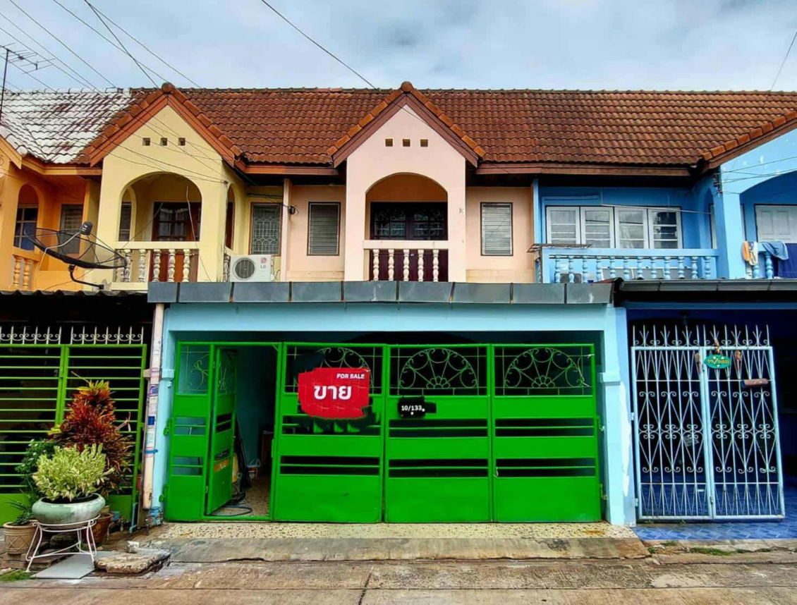 picture Townhouse in a good location, near Sukhumvit, affordable price for families looking for a house in the city. - 1/9