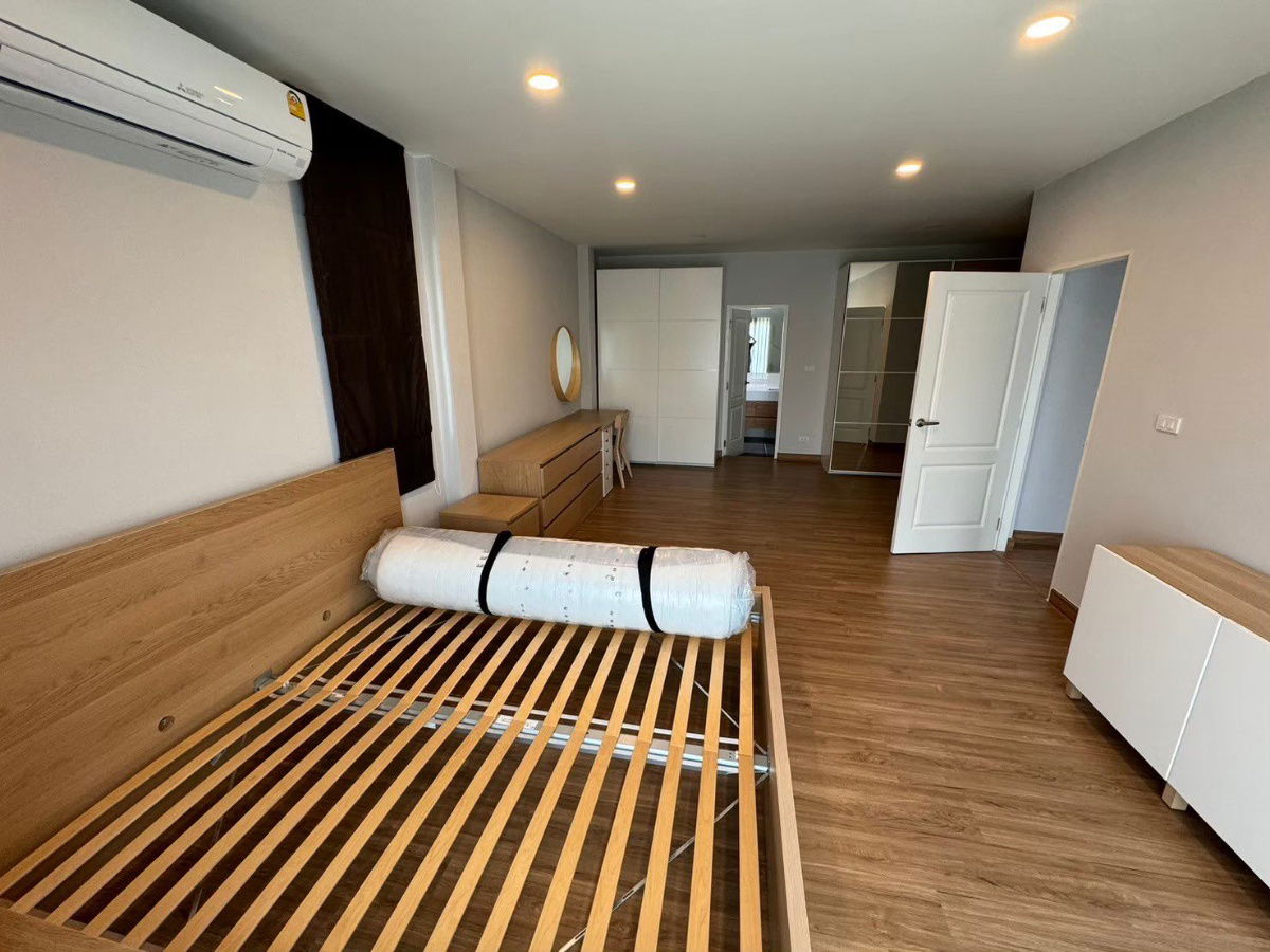 picture For Rent at Centro Vibhavad         . - 8/10