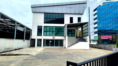 Office for rent Phahonyothin Road :  For Rent: 3-Storey Showroom + Office with Stock Yard, on Vibhavadi Rangsit Road (Total Area: 1,270 sq.m.) Line: @nathong97