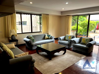 Townhouses for rent : 🔼🔽 AccomA 📩 Classic Townhouse with greenery views and warm wooden tones (AA32315)