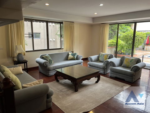 🔼🔽 AccomA 📩 Classic Townhouse with greenery views and warm wooden tones (AA32315)