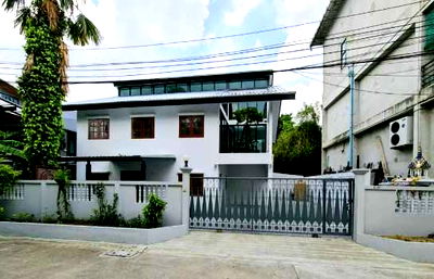 เช่าบ้านเดี่ยว เดอะ คริสตัล : ให้ เช่าบ้านรีโนเวทใหม่ สไตล์ฟิวชั่นโมเดิร์น ในซอยโชคชัย 4 (ซอยตัน เงียบสงบ จดทะเบียนบริษัทได้)