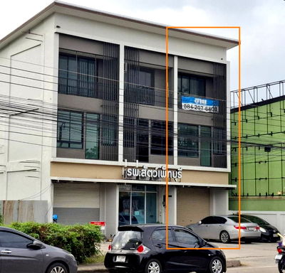 อาคารพาณิชย์ เมืองฉะเชิงเทรา ฉะเชิงเทรา : อาคารพาณิชย์ สูง 3 ชั้น หลังริม มี 2 ห้องนอน 3 ห้องน้ำ มีที่จอดรถส่วนตัว ทำเลธุรกิจ อยู่ติดถนน ใกล้วัดหลวงพ่อโสธร และห้างโรบินสัน ฉะเชิงเทรา 