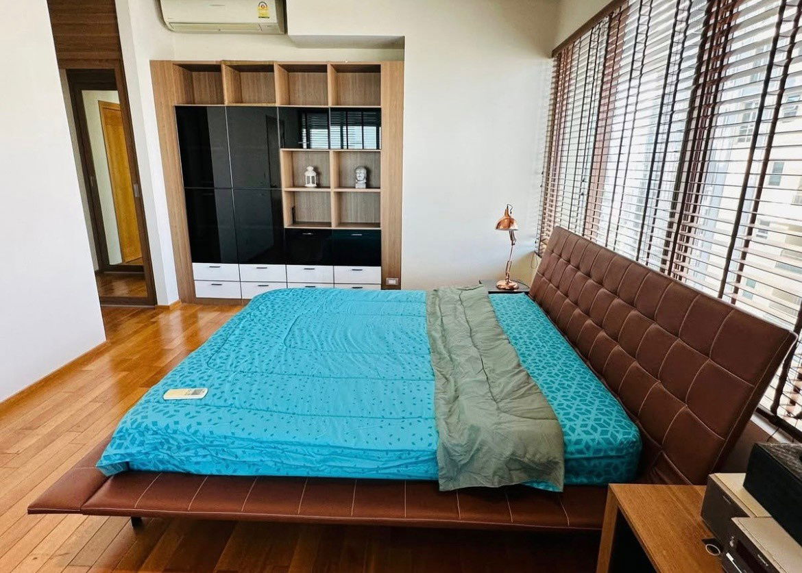 picture P0135 For Rent! The Emporio Place - 8/14