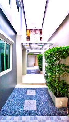 Townhouses for rent Market Village Suvarnaphumi : [ RENT  ]⚡🌈HBN0170 Semi-Detached House at The Village Bangna KM.10 ⚡🌈 LINE: @theagentpro (please include the @)