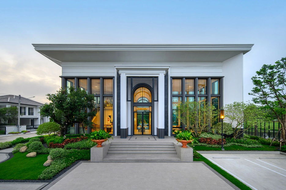 picture Large luxury single house , located at the best spot in the project with golf course views and parking for 6 cars, Setthasiri Krungthep-Pathumthani 2 - 2/26