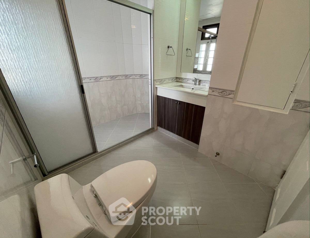 picture 4-BR Condo at Oriental Towers Condominium near BTS Ekkamai (ID 711751) - 10/13