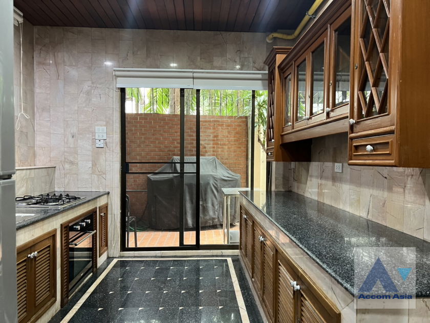 picture 🔼🔽 AccomA 📩 Classic Townhouse with greenery views and warm wooden tones (AA32315) - 9/20